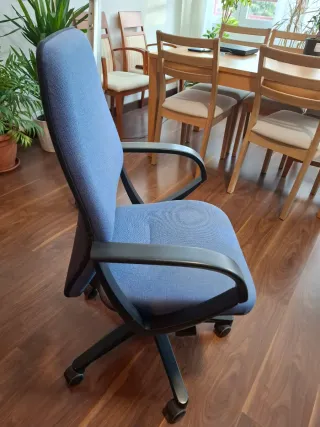 Silla de oficina azul y negra