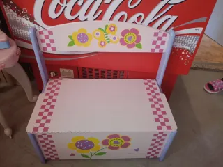 Banco infantil de madera con almacenamiento