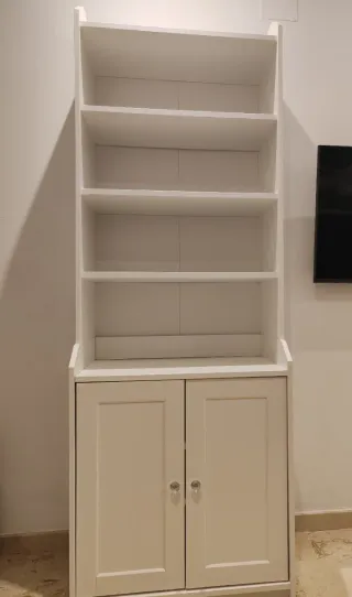 Estantería blanca de madera