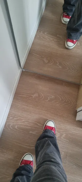 Zapatillas tipo Converse rojas y blancas