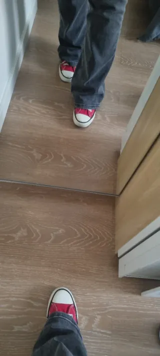 Zapatillas tipo Converse rojas y blancas