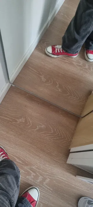 Zapatillas tipo Converse rojas y blancas