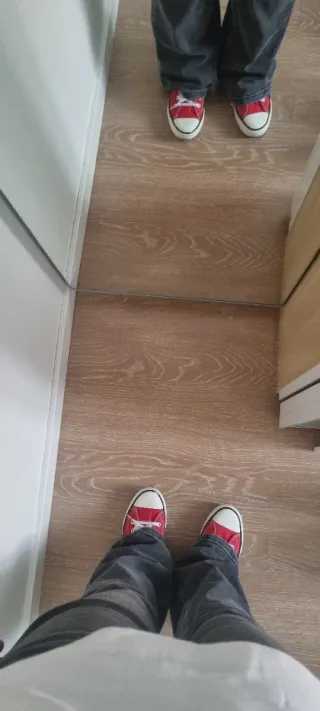 Zapatillas tipo Converse rojas y blancas