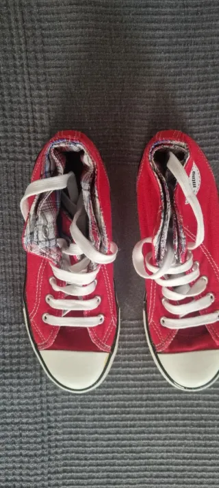 Zapatillas tipo Converse rojas y blancas