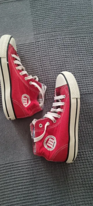 Zapatillas tipo Converse rojas y blancas