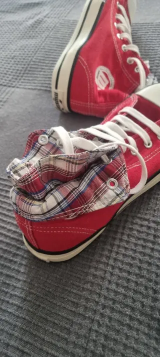 Zapatillas tipo Converse rojas y blancas