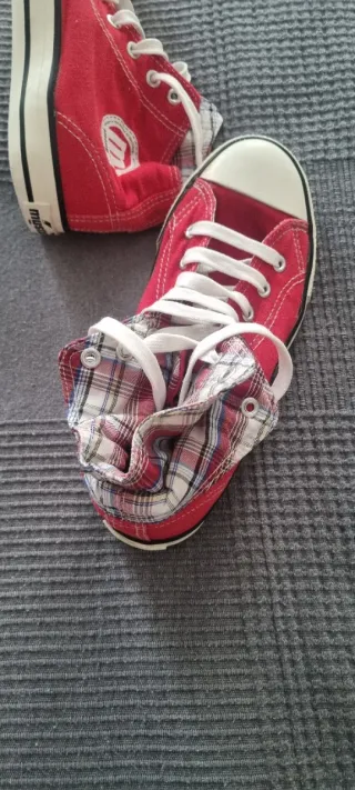 Zapatillas tipo Converse rojas y blancas