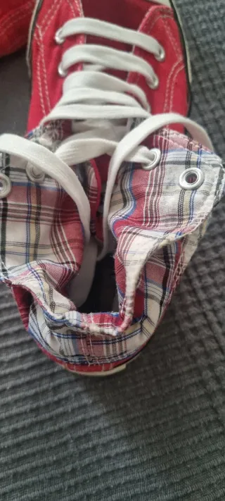 Zapatillas tipo Converse rojas y blancas