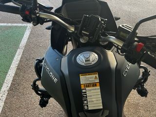 Moto Trail Cyclone RX600 Negra y Dorada