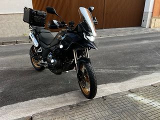 Moto Trail Cyclone RX600 Negra y Dorada
