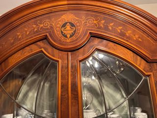 Aparador de madera y cristal