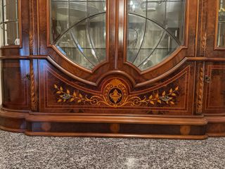 Aparador de madera y cristal