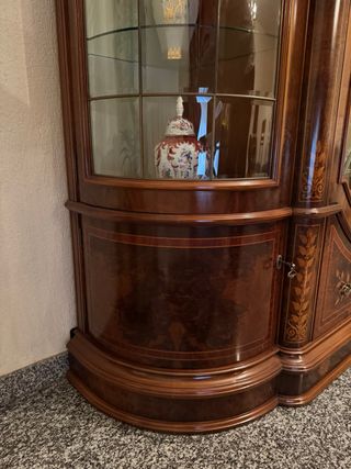 Aparador de madera y cristal