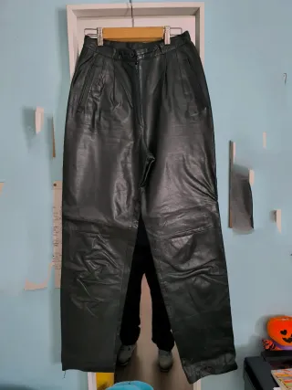 Pantalones de cuero negro verdoso
