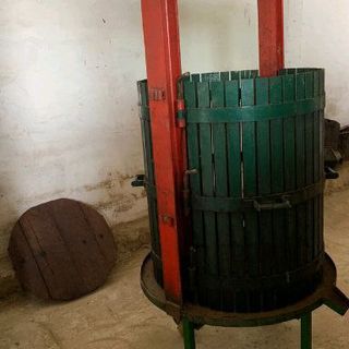 Prensa de vino y manzana