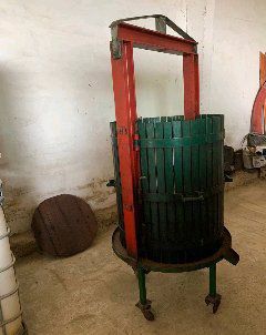 Prensa de vino y manzana