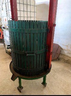 Prensa de vino y manzana