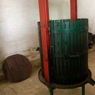 Prensa de vino y manzana