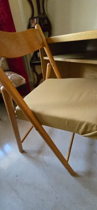 Escritorio de madera con silla