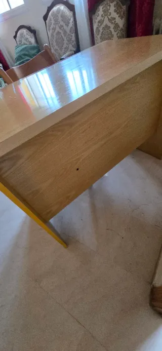 Escritorio de madera con silla