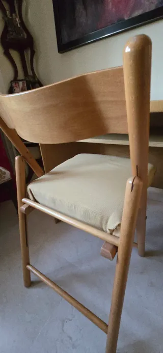 Escritorio de madera con silla