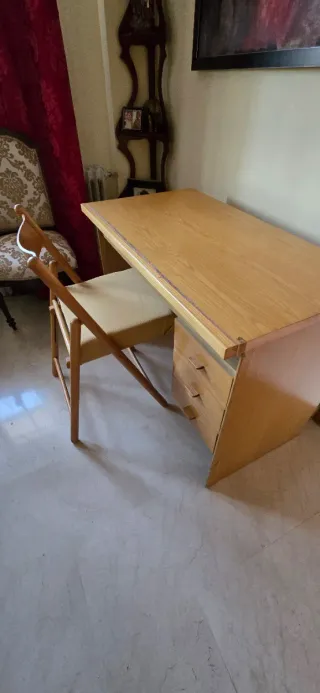 Escritorio de madera con silla