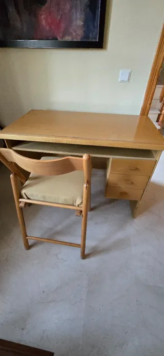 Escritorio de madera con silla