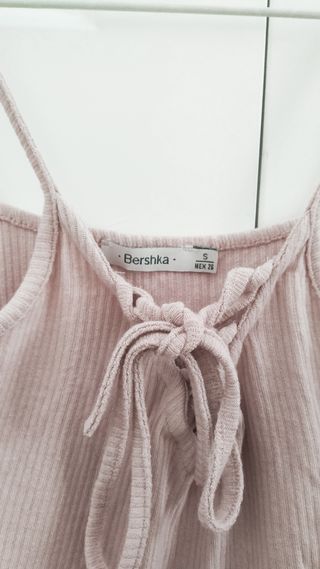 Camiseta rosa de tirantes con cordones