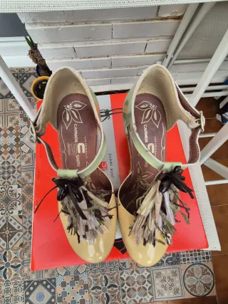 Zapatos de cuña con abalorios