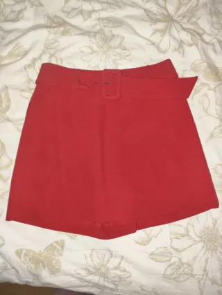 Skort Falda Pantalón Roja con Cinturón Stradivariu