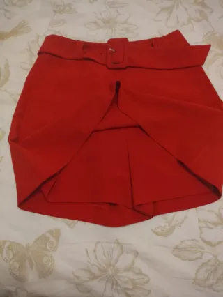Skort Falda Pantalón Roja con Cinturón Stradivariu