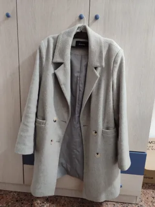 Abrigo Stradivarius Beige Forrado