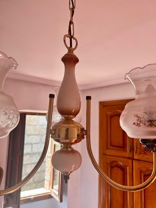 Lámpara de techo dorada y rosa