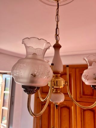 Lámpara de techo dorada y rosa