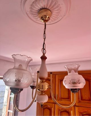 Lámpara de techo dorada y rosa