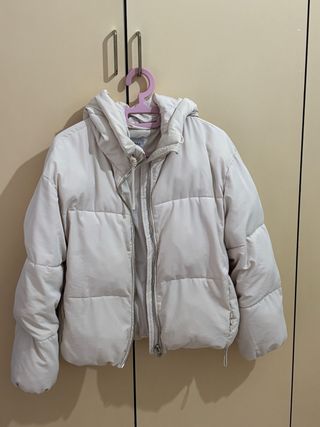 Piumino beige con cappuccio