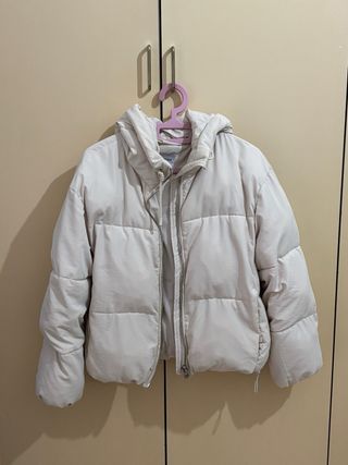 Piumino beige con cappuccio