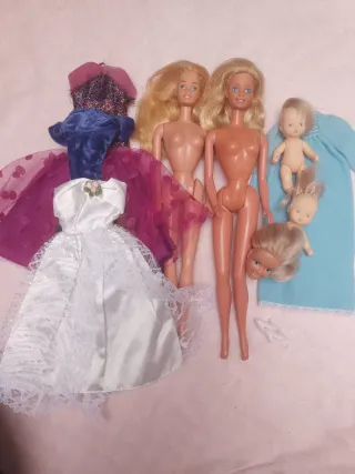 Set di Barbie e vestiti