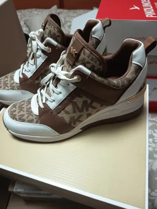 Zapatillas Michael Kors Beige y Marrón