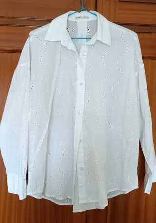 Blusa blanca bordada Pull&Bear