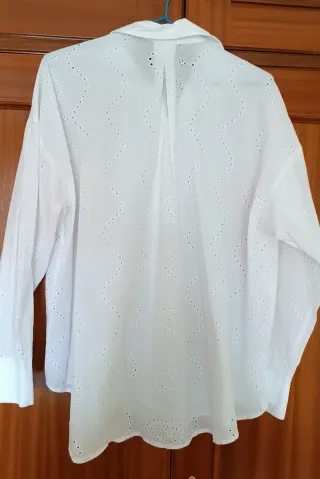 Blusa blanca bordada Pull&Bear