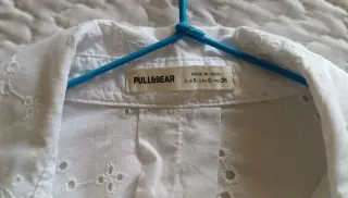 Blusa blanca bordada Pull&Bear
