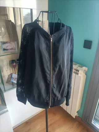Chaqueta bomber negra con encaje