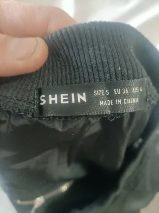 Chaqueta bomber negra con encaje