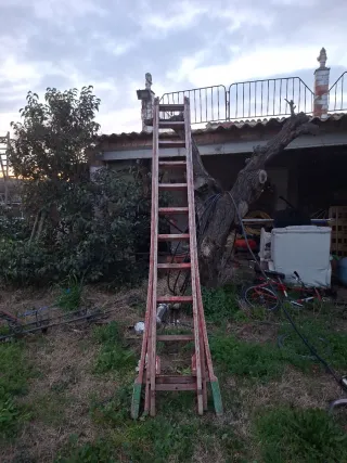 Dos Escaleras madera electricista cada una 120 €