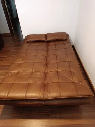 Sofá cama marrón de piel sintética