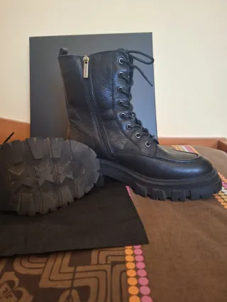 Botas de piel negras con cordones