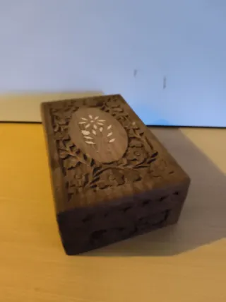 Caja de madera tallada