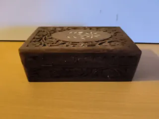 Caja de madera tallada