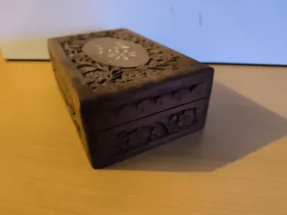 Caja de madera tallada